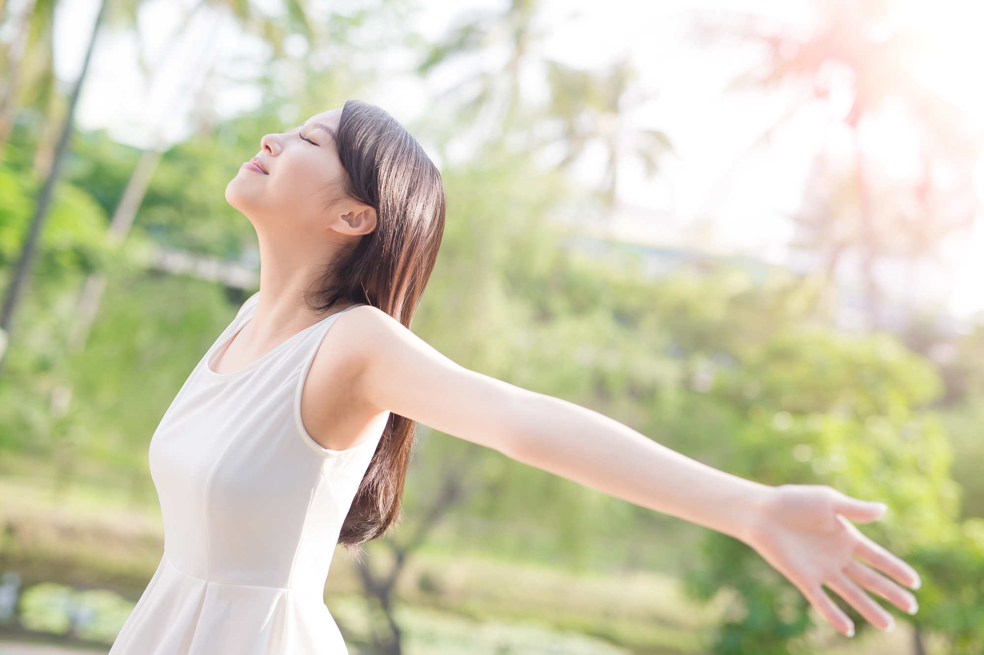 深呼吸をする女性