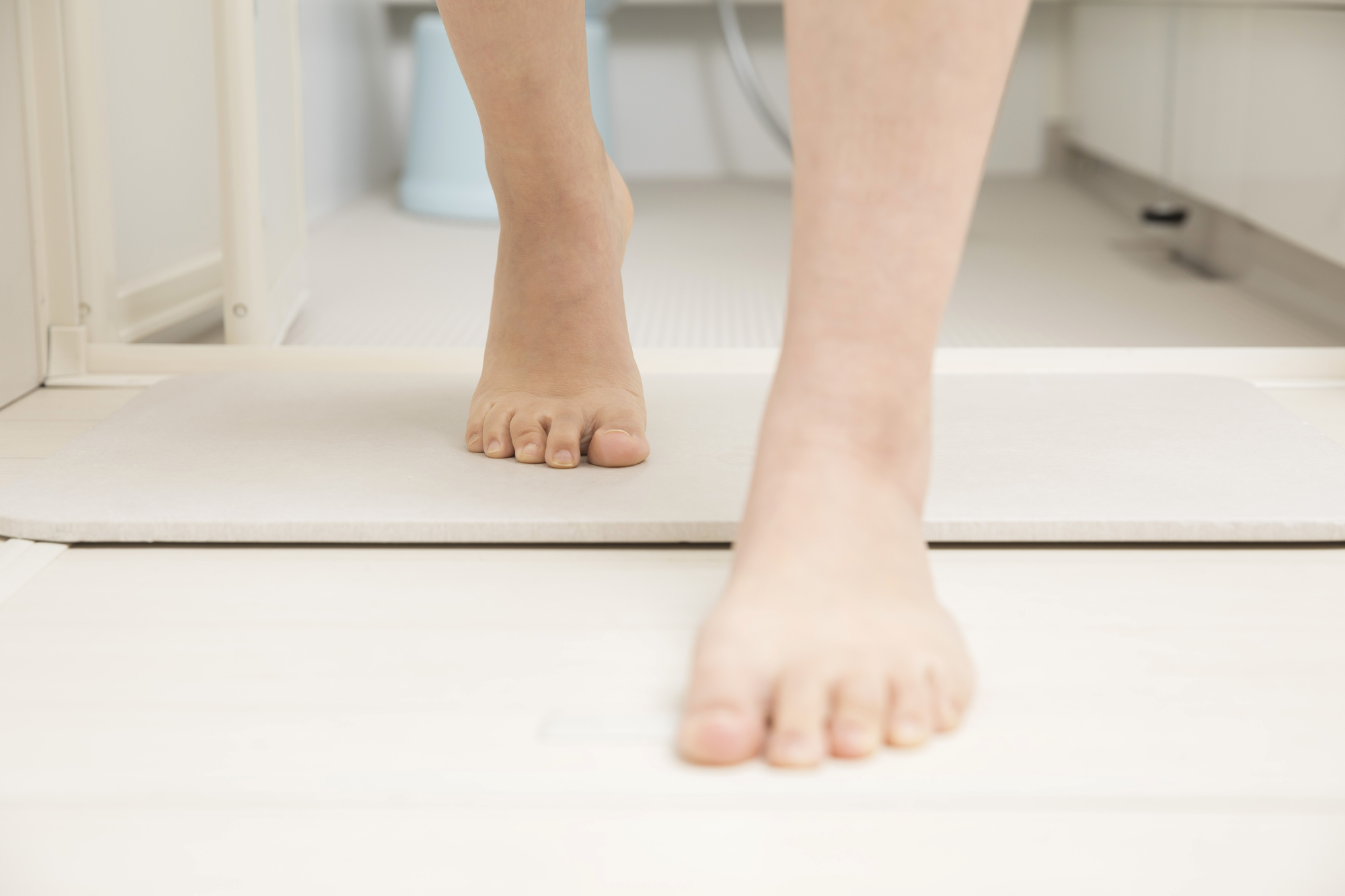 お風呂あがりの女性の足