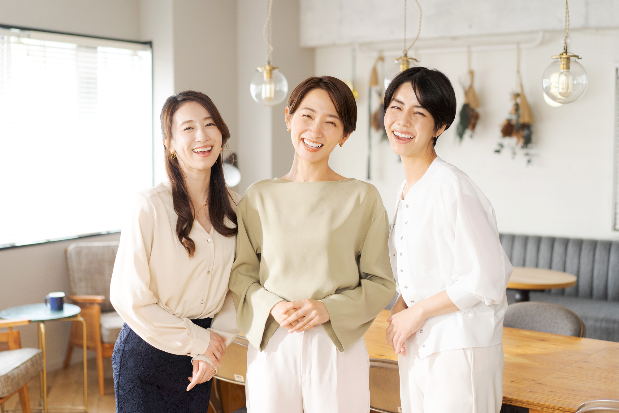 笑顔の女性3人