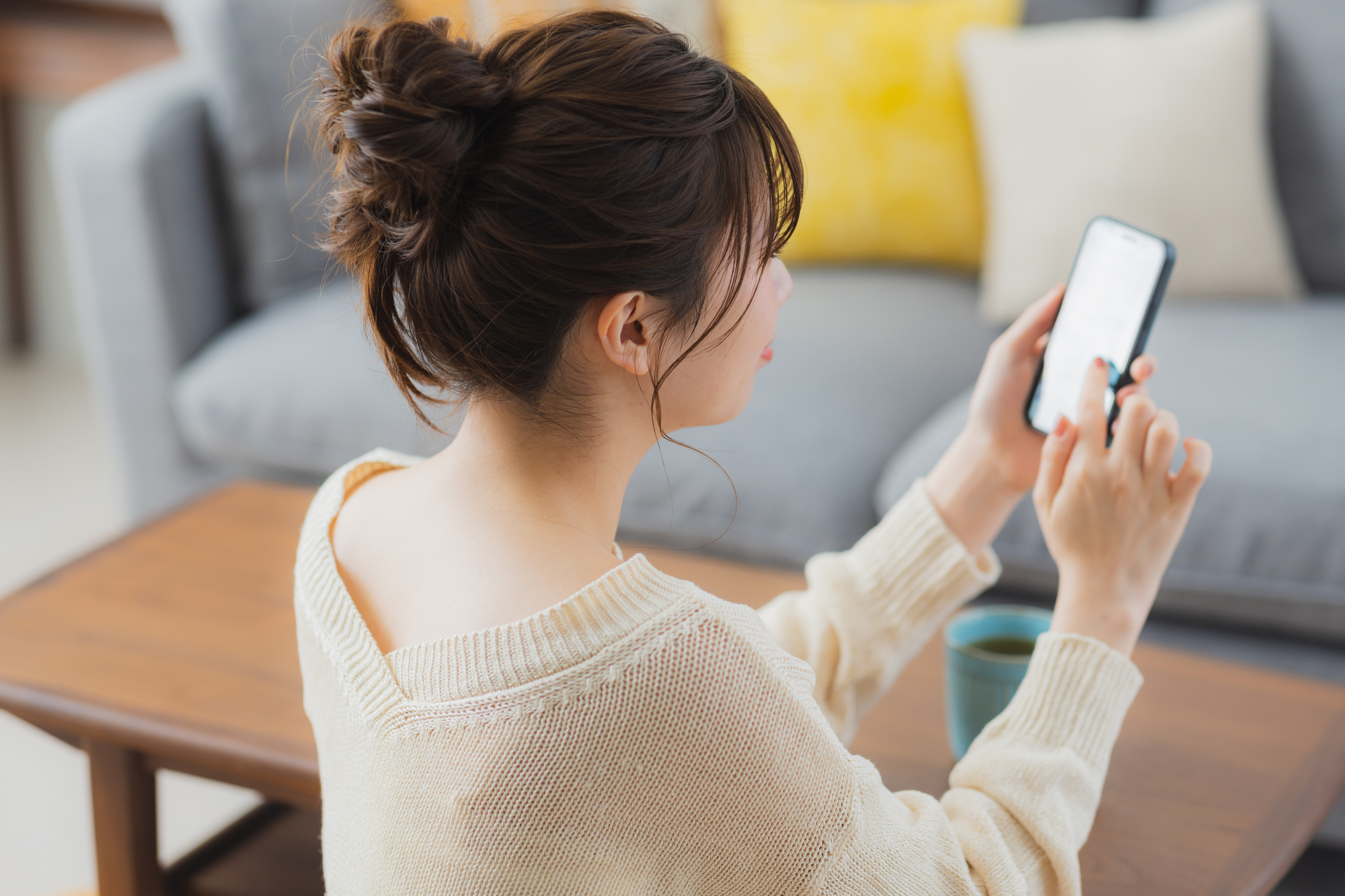 スマホを操作する女性