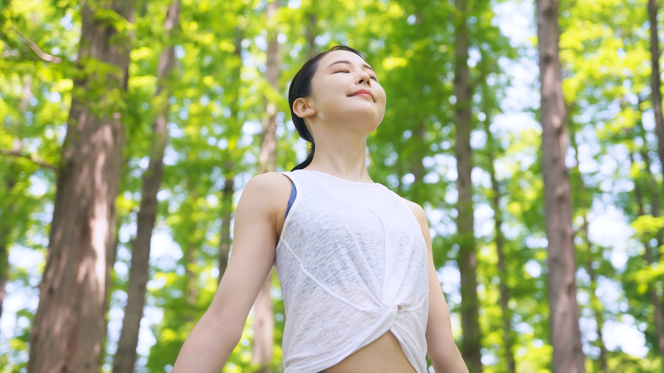 深呼吸をする女性