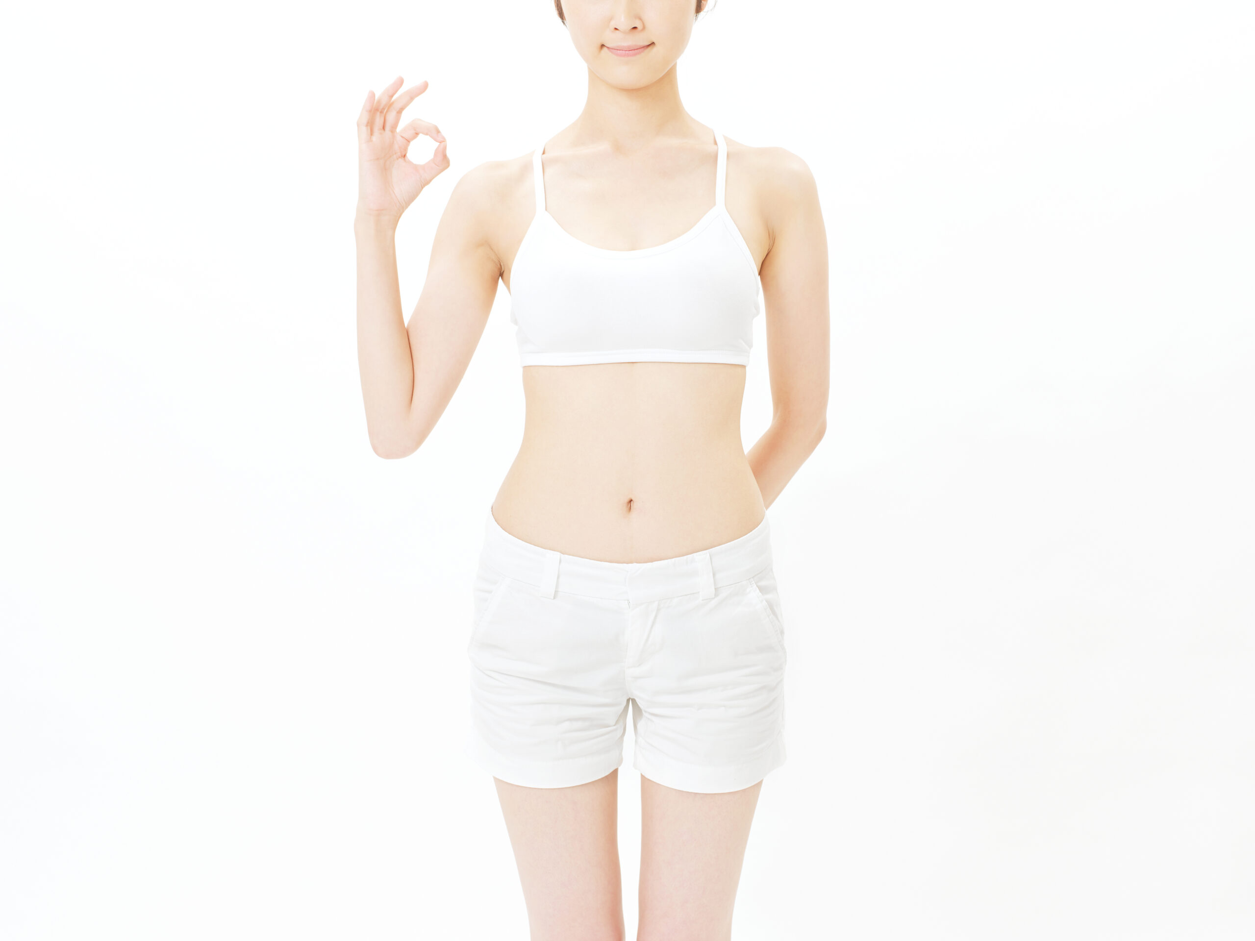 femnote. 白い服の女性 OKサイン